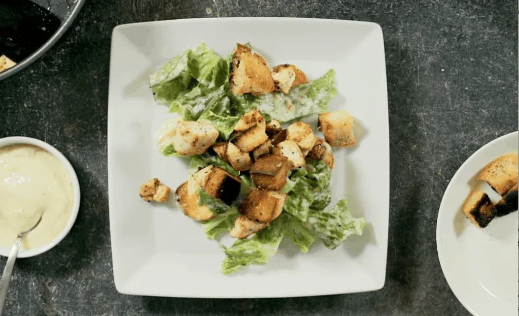 Caesardressing och sallad