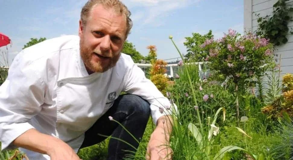 Henrik i sin örtträdgård med färska örter
