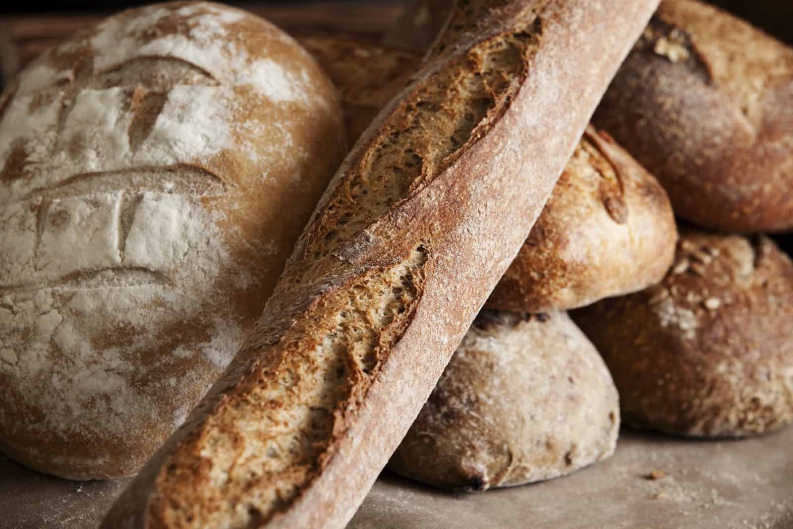 Bröd förvaras bäst i rumstemperatur eller i frysen.