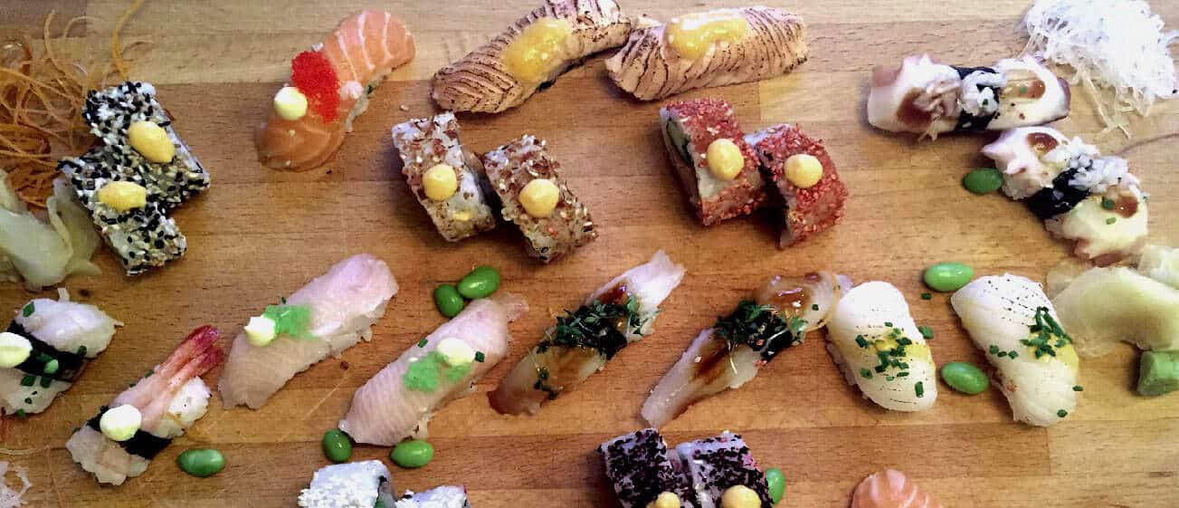 Bricka med olika sorters sushi